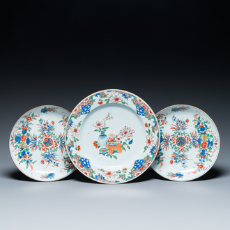 Un plat en porcelaine de Chine famille rose et une paire d'assiettes en famille verte, Kangxi/Qianlong