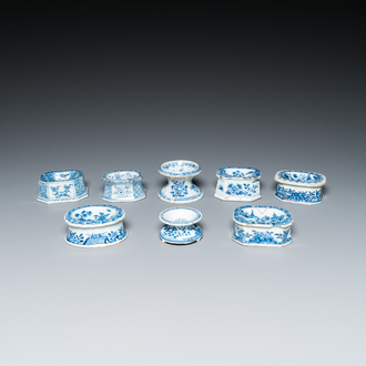 Huit salerons en porcelaine de Chine en bleu et blanc, Kangxi et postérieur