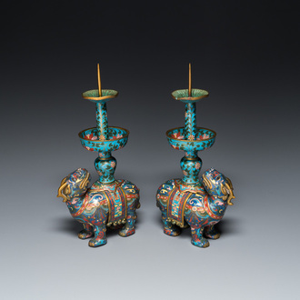 Een paar Chinese cloisonné kandelaars in de vorm van pixiu, Qing