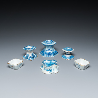 Vier blauw-witte Delftse zoutvaten en twee genummerde bakjes, 18e eeuw