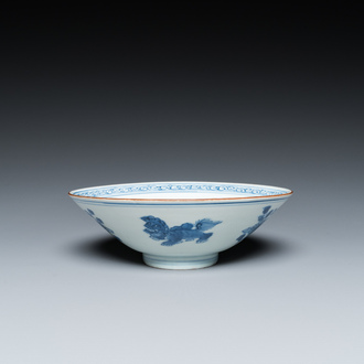 Bol en porcelaine de Chine en bleu et blanc à décor de lions bouddhistes, marque de Jiajing, Shunzhi