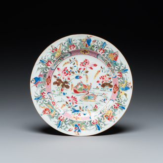 Assiette en porcelaine de Chine famille rose à décor de canards mandarins et d'immortels, Yongzheng