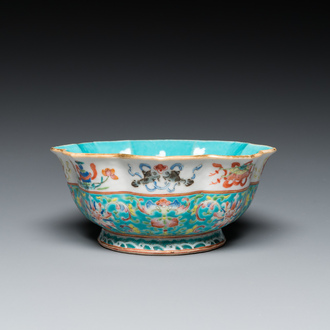 Bol en porcelaine de Chine famille rose à décor 'bajixiang' sur fond turquoise, marque et époque de Tongzhi