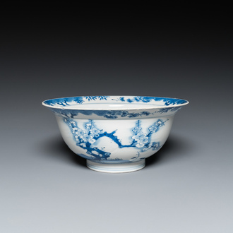 Bol en porcelaine de Chine en bleu et blanc à décor de fleurs de cerisier, Kangxi