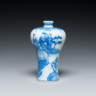 Vase de forme 'meiping' en porcelaine de Chine en bleu et blanc, marque de Qianlong, République