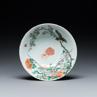 Bol en porcelaine de Chine famille verte à décor de pies et de prunus, Kangxi