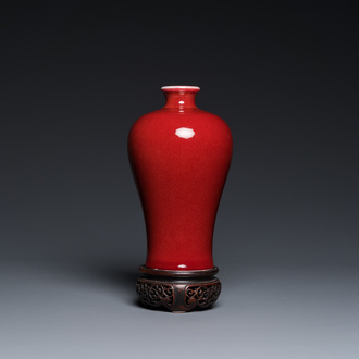 Vase de forme 'meiping' en porcelaine de Chine en rouge de cuivre monochrome sur socle en bois, République