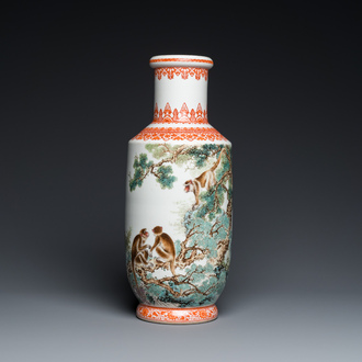 Vase de forme rouleau en porcelaine de Chine à décor de singes, signé Bi Yuanming 畢淵明, daté 1956