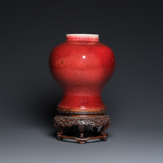 A Chinese langyao vase on a fine wooden base, 18/19th C.