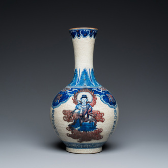 Vase de forme bouteille en porcelaine de Chine en bleu, blanc et rouge de cuivre dit 'de Nankin', marque de Yongzheng, 19/20ème