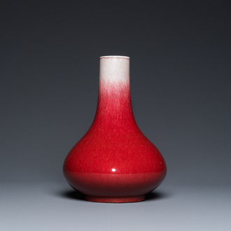 Vase de forme bouteille en porcelaine de Chine à émail langyao, 18/19ème