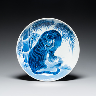 Grand plat en porcelaine Arita de Japon en bleu et blanc à décor d'un tigre, marque de Fuuki Chousun 富貴長春, Edo, 18/19ème