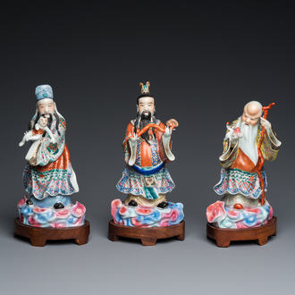 Trois sculptures de divinités en porcelaine de Chine famille rose, marque en creux, 19/20ème