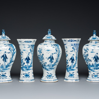 Garniture de cinq vases en faïence de Delft en bleu et blanc à décor chinois, 1er quart du 18ème