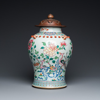 Vase en porcelaine de Chine famille rose au couvercle en bois, 19ème