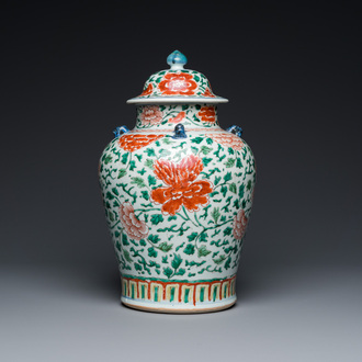 Vase couvert en porcelaine de Chine famille verte à décor de pivoines, Kangxi