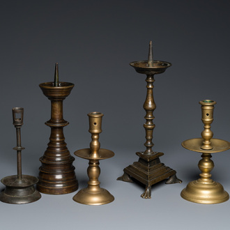 Cinq bougeoirs en bronze et cuivre, 16ème et postérieur