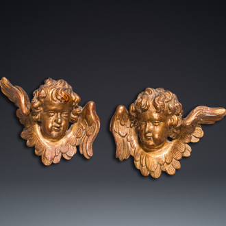 Paire de têtes de chérubins ailées en bois sculpté et doré, probablement Italie, 18ème
