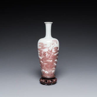 Vase en porcelaine de Chine à décor d'un dragon en rouge de cuivre sur socle en bois, marque de Kangxi, 19/20ème
