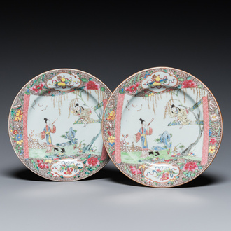 Paire d'assiettes en porcelaine de Chine famille rose à décor 'Xi Xiang Ji', Yongzheng