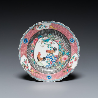 Assiette en porcelaine de Chine famille rose à décor de coqs, Yongzheng