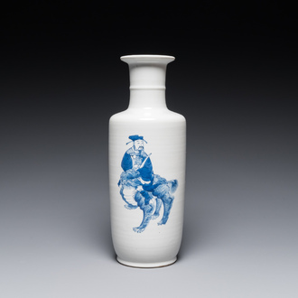 Vase de forme rouleau en porcelaine de Chine en bleu et blanc à décor des 'Sanxing', probablement 19ème