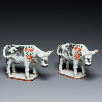 Paire de vaches en porcelaine de Chine de la Compagnie des Indes pour le marché hollandais d'après des modèles en faïence de Delft, Qianlong