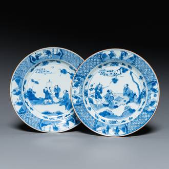Paire d'assiettes en porcelaine de Chine en bleu et blanc à décor de sages, Kangxi