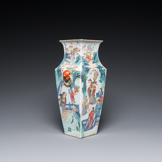 Vase de forme carrée en porcelaine de Chine famille rose à décor d'immortels, 19ème