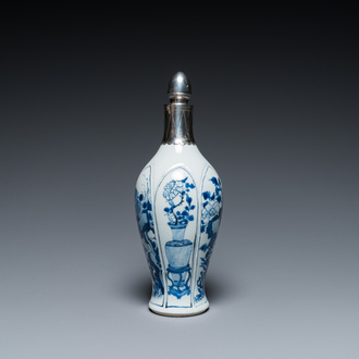 Een Chinese blauw-witte vaas met zilveren montuur, Kangxi