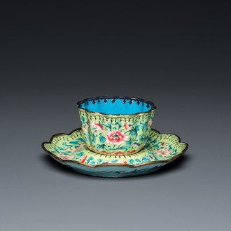 A Chinese green-ground Canton enamel cup on trembleuse stand, Qianlong