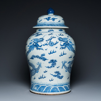 Grand vase couvert en porcelaine de Chine en bleu et blanc à décor de dragons, 19ème