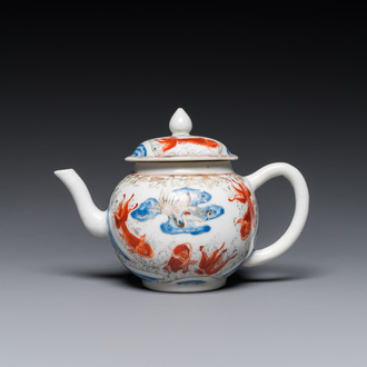 Een Chinese ijzerrode en grisaille theepot met karpers en kraanvogels, Yongzheng