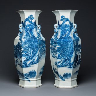 Paire de vases de forme hexagonale en porcelaine de Chine en bleu et blanc à décor de paysages montagneux, 19ème