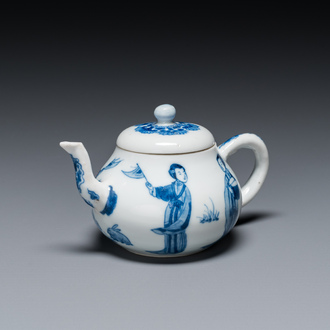 Théière couverte en porcelaine de Chine en bleu et blanc à décor des 'Longues dames', marque de Chenghua, Kangxi
