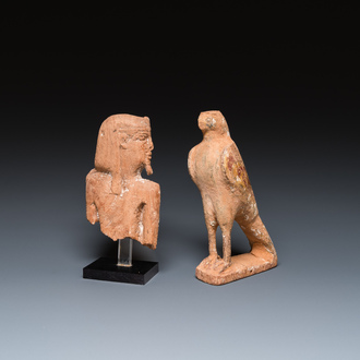 Een Egyptische houten Horusvalk en een fragment van een farao sculptuur, Late Tijd
