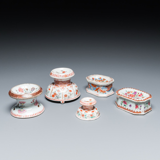 Trois salerons en porcelaine de Chine famille rose et deux surdécorés aux Pays-Bas, Kangxi/Qianlong