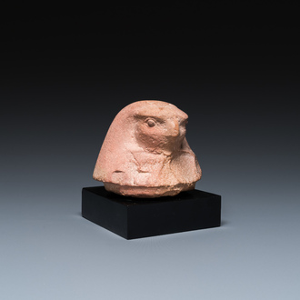 Couvercle de vase canope en calcaire brun clair en forme de tête de faucon, Egypte, Basse époque