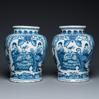 Een paar indrukwekkende blauw-witte Delftse chinoiserie vazen, ca. 1700