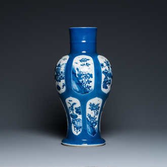 Vase en porcelaine de Chine à fond bleu poudré à décor d'antiquités, Kangxi