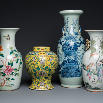 Quatre vases en porcelaine de Chine famille rose et à fond céladon, 19/20ème