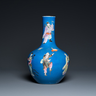 Vase de forme bouteille en porcelaine de Chine famille rose à décor des 'huit immortels' sur fond bleu, marque de Qianlong, 19ème