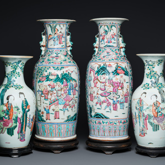 Deux paires de vases en porcelaine de Chine famille rose, 19ème