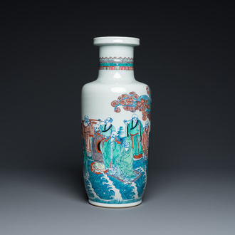 Vase de forme rouleau en porcelaine de Chine doucai à décor des 'dix-huit Luohan', 19/20ème