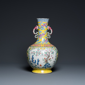 Vase de forme bouteille en porcelaine de Chine famille rose à fond jaune à décor de 'neuf pêches', Jiaqing