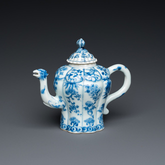 Théière en porcelaine de Chine en bleu et blanc au bec en forme de phénix, Kangxi