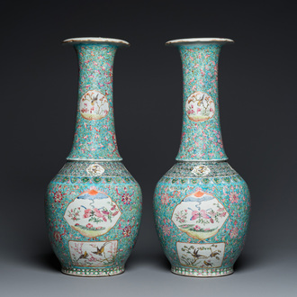 Paire de vases en porcelaine de Chine famille rose à fond turquoise, 19ème