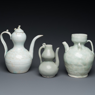 Trois verseuses en porcelaine de Chine à émail en céladon et qingbai, Song et postérieur