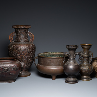 Six brûle-parfums et vases en bronze, Japon, Edo/Meiji, 18/19ème