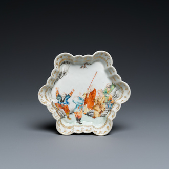 Support de théière en porcelaine de Chine famille rose à décor des 'cinq Luohan', Qianlong